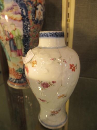 Lot 19 - A group of eight oriental porcelain items,...