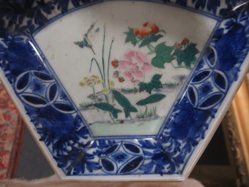 Lot 19 - A group of eight oriental porcelain items,...