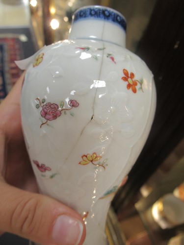 Lot 19 - A group of eight oriental porcelain items,...