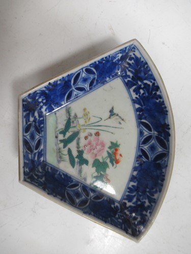 Lot 19 - A group of eight oriental porcelain items,...