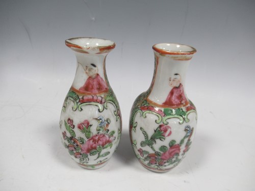 Lot 19 - A group of eight oriental porcelain items,...