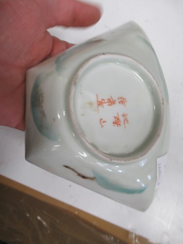 Lot 19 - A group of eight oriental porcelain items,...