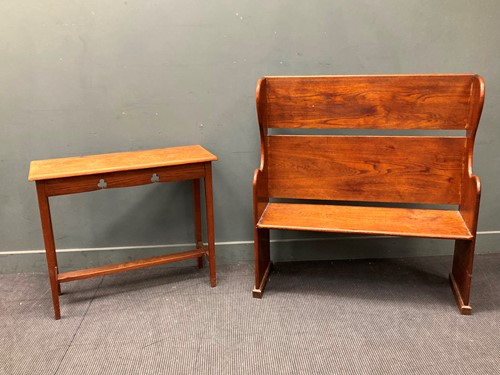 Lot 478 - An oak settle with curved arm rails, 118 x 114...