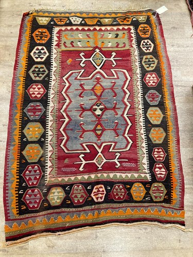 Lot 557 - A Kelim rug 204 x 140cm