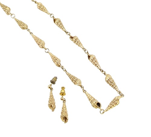 Lot 184 - A modern shell style chain, together with a pair of matching ear pendants