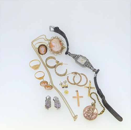 Lot 189 - A collection of jewellery to include a signet...
