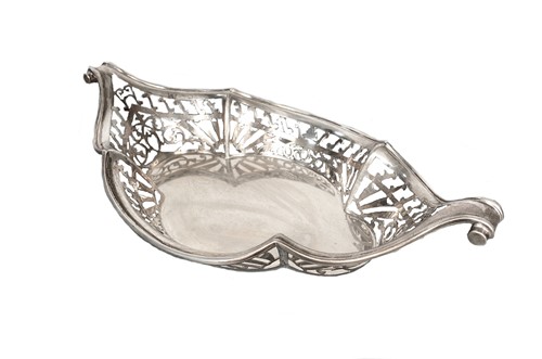 Lot 537 - An Edward VII silver bread basket
