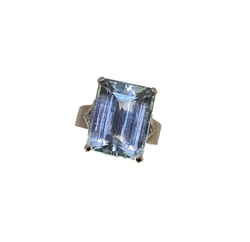 Lot 157 - An aquamarine and diamond ring