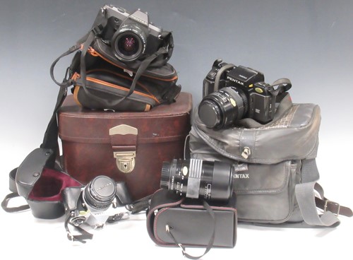 Lot 122 - A collection of 35mm cameras with lenses comprising