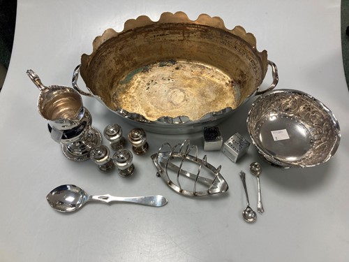 Lot 207 - A silver toast rack, four silver pepperettes,...