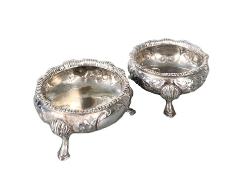 Lot 580 - Exeter - A pair of Victorian silver cauldron salts
