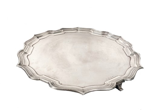 Lot 556 - A George V silver salver