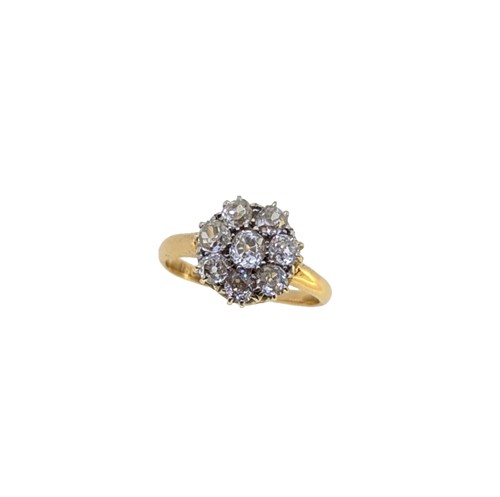 Lot 213 - A diamond cluster ring