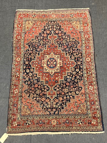 Lot 563 - A Sarouk rug, 205 x 129cm