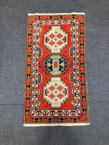 Lot 571 - A Shirvan rug, 138 x 73cm