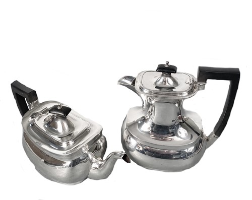 Lot 549 - A George V silver teapot and hot water jug