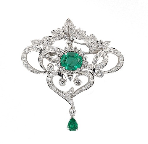Lot 290 - An emerald and diamond pendant/brooch