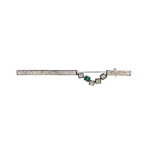 Lot 136 - A diamond and emerald bar brooch