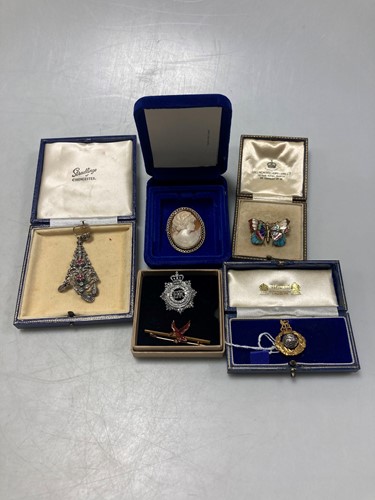 Lot 164 - A hallmarked 9ct gold Royal Marines badge, a...
