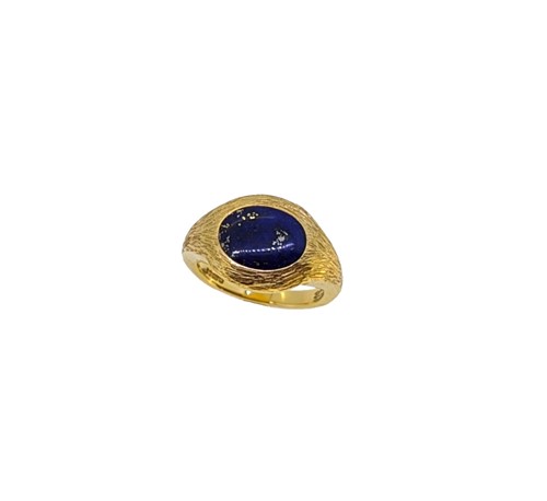 Lot 113 - An 18ct gold lapis lazuli ring