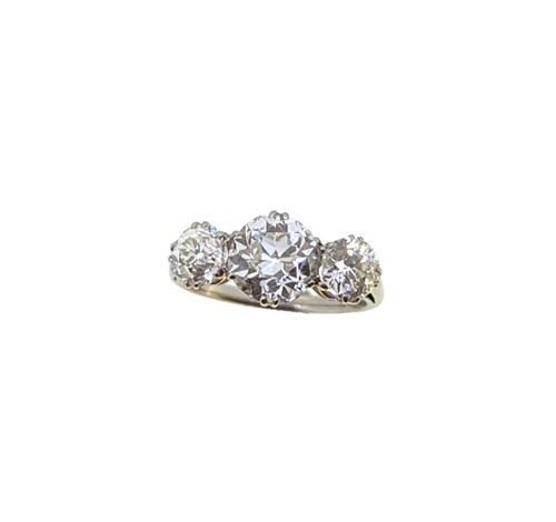 Lot 278 - A three stone diamond ring