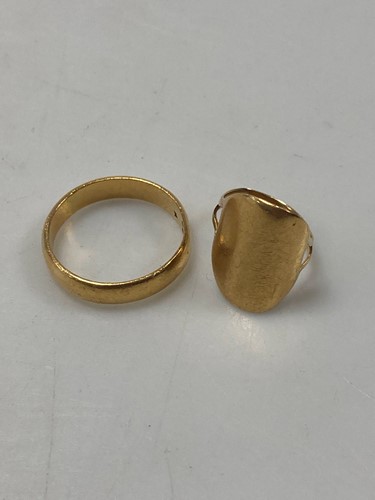 Lot 150 - A hallmarked 22ct gold wedding band weight...