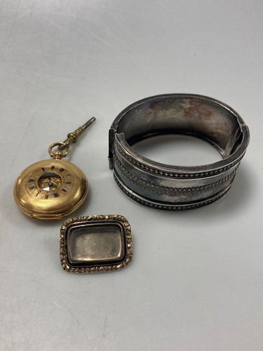 Lot 158 - A pocket watch stamped '18K' weight 33.2g,...