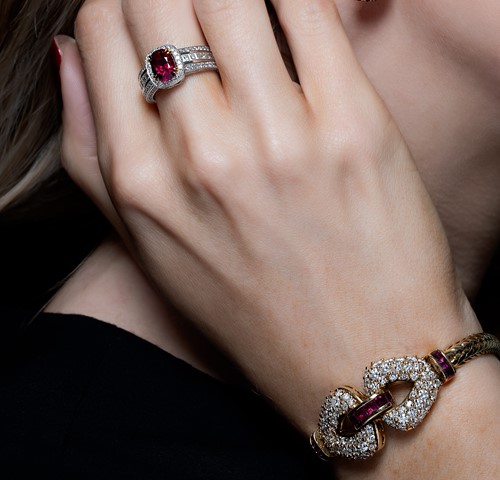 Lot 292 - A modern Burmese ruby and diamond ring