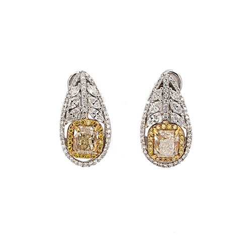 Lot 264 - A pair of diamond earrings