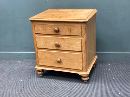 Lot 363 - A Victorian pine chest of three drawers 85 x...