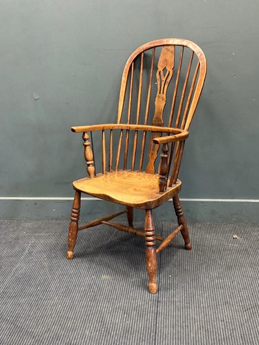 Lot 410 - A 19th century elm Windsor arm chair