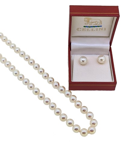Lot 229 - A cultured pearl necklace together with a pair of ear studs