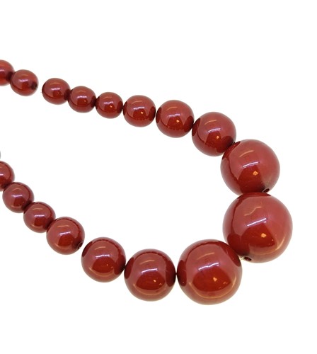 Lot 29 - A bakelite bead necklace