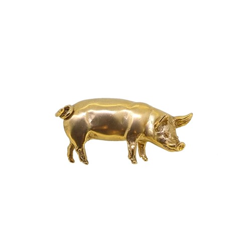 Lot 38 - A 9ct gold pig brooch