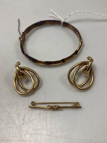 Lot 145 - A hallmarked 9ct gold Infinity brooch, a pair...