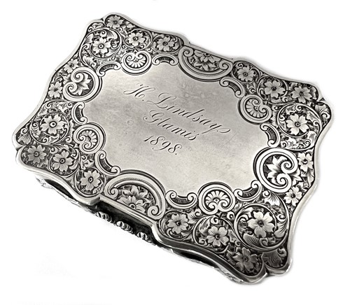 Lot 401 - A Victorian silver table snuff box