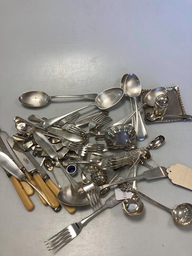 Lot 197 - A collection of silverware including flatware,...