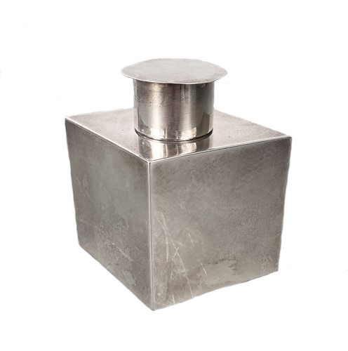 Lot 530 - An Edward VII Art Deco style silver tea caddy