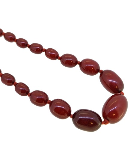 Lot 40 - A bakelite bead necklace