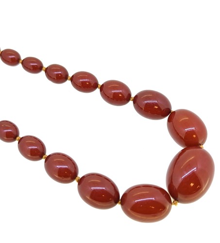 Lot 37 - A bakelite bead necklace