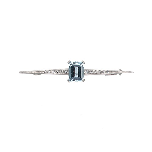 Lot 153 - An early 20th century aquamarine and diamond bar brooch