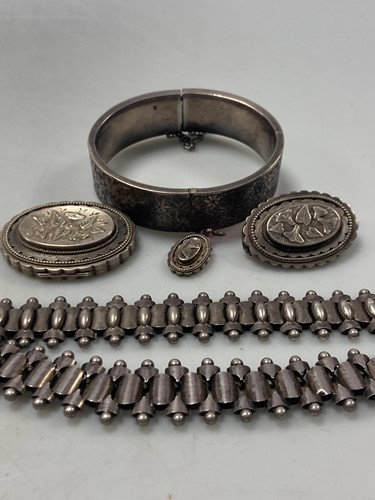 Lot 167 - A collection of Victorian silver jewellery (5)
