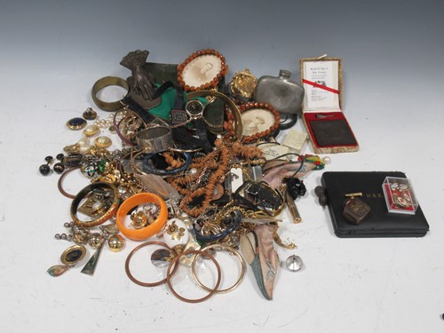 Lot 181 - A box of costume jewellery and miscellaneous...