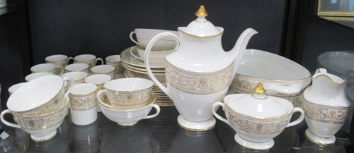 Lot 63 - A Royal Doulton sovereign dinner and tea...