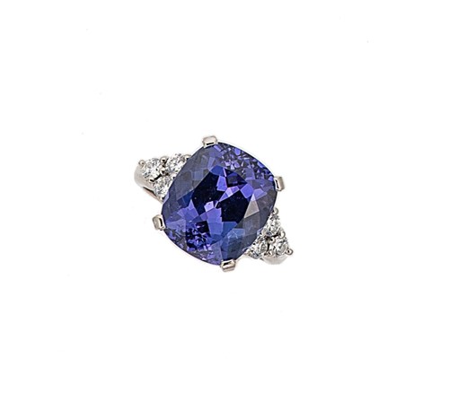Lot 284 - A tanzanite and diamond ring
