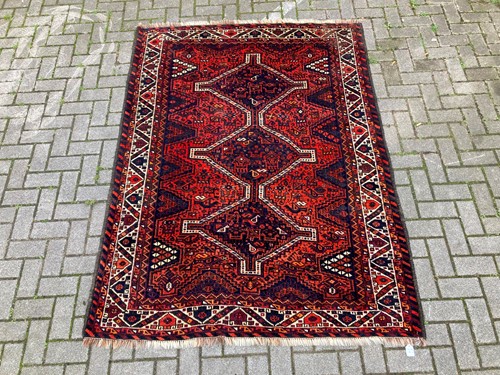 Lot 490 - A Shiraz modern wool rug, medallion pattern...