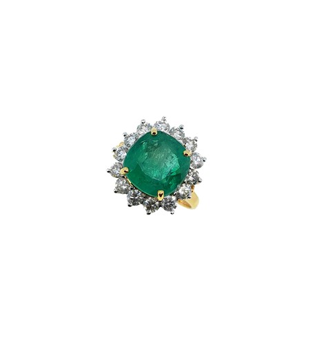 Lot 289 - An emerald and diamond cluster ring