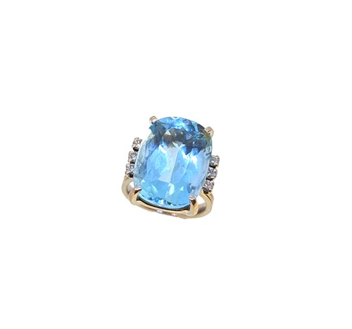 Lot 155 - A modern aquamarine and diamond set ring