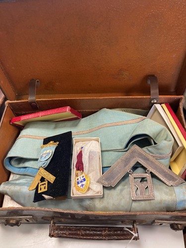Lot 180 - Masonic items including 9ct gold past Masters...