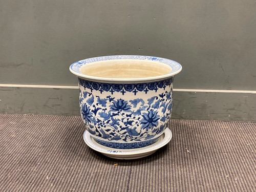 Lot 82 - A Chinese blue and white jardiniere and...